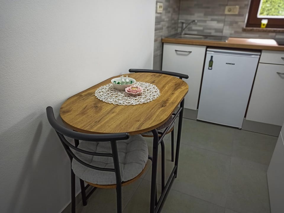 Kitchen or kitchenette, Dining area, stove