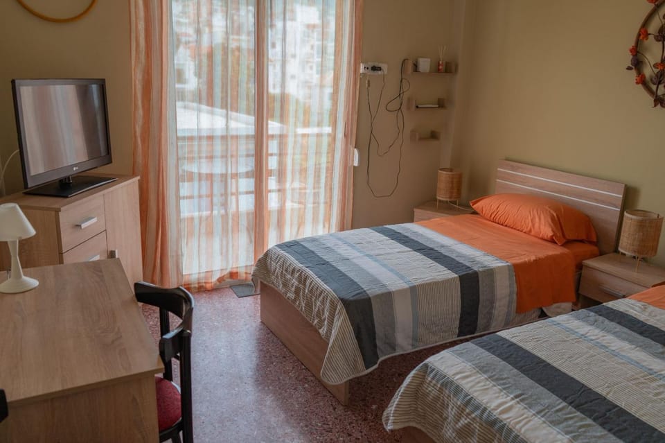 Bed, TV and multimedia, Bedroom