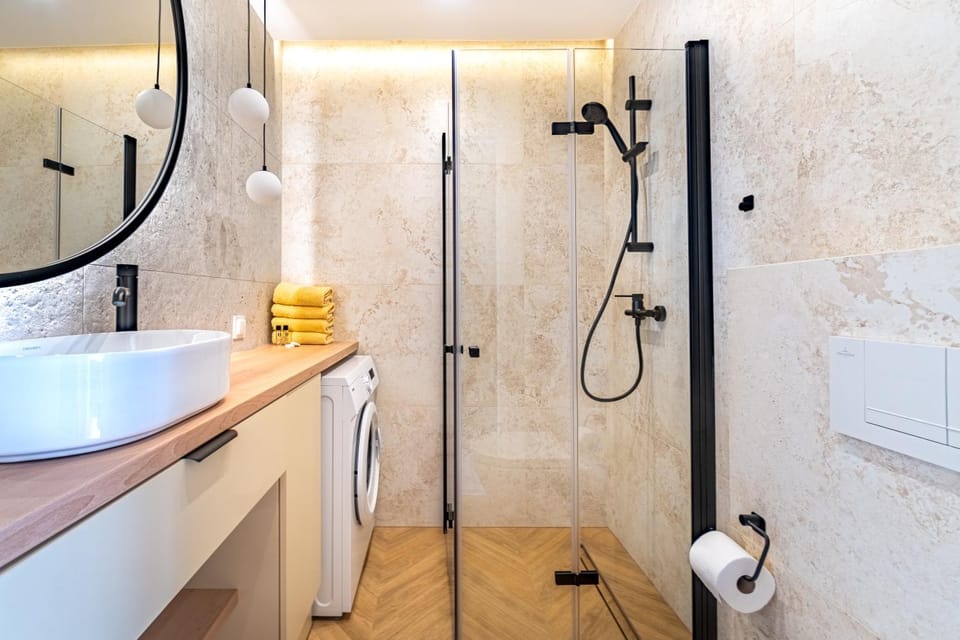 Shower, Toilet, Bathroom, towels