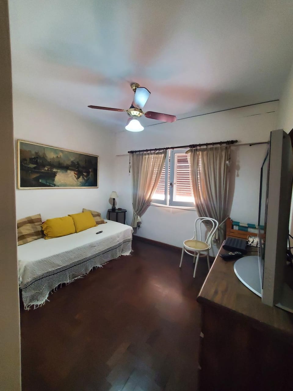 Bed, TV and multimedia, Living room, Photo of the whole room, Bedroom, fireplace