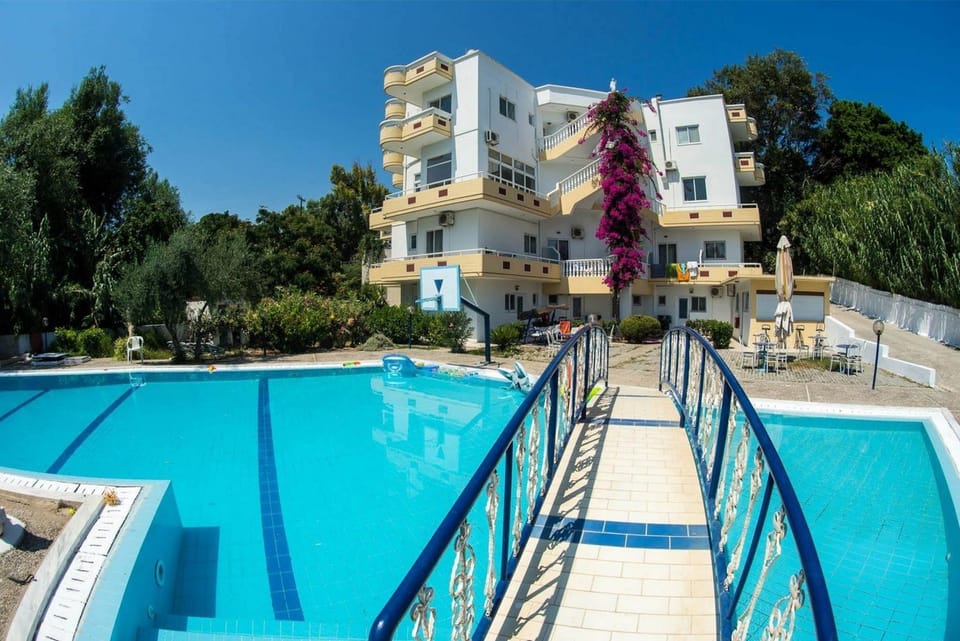 Property building, Facade/entrance, Day, Pool view, Swimming pool, Swimming pool, sunbed