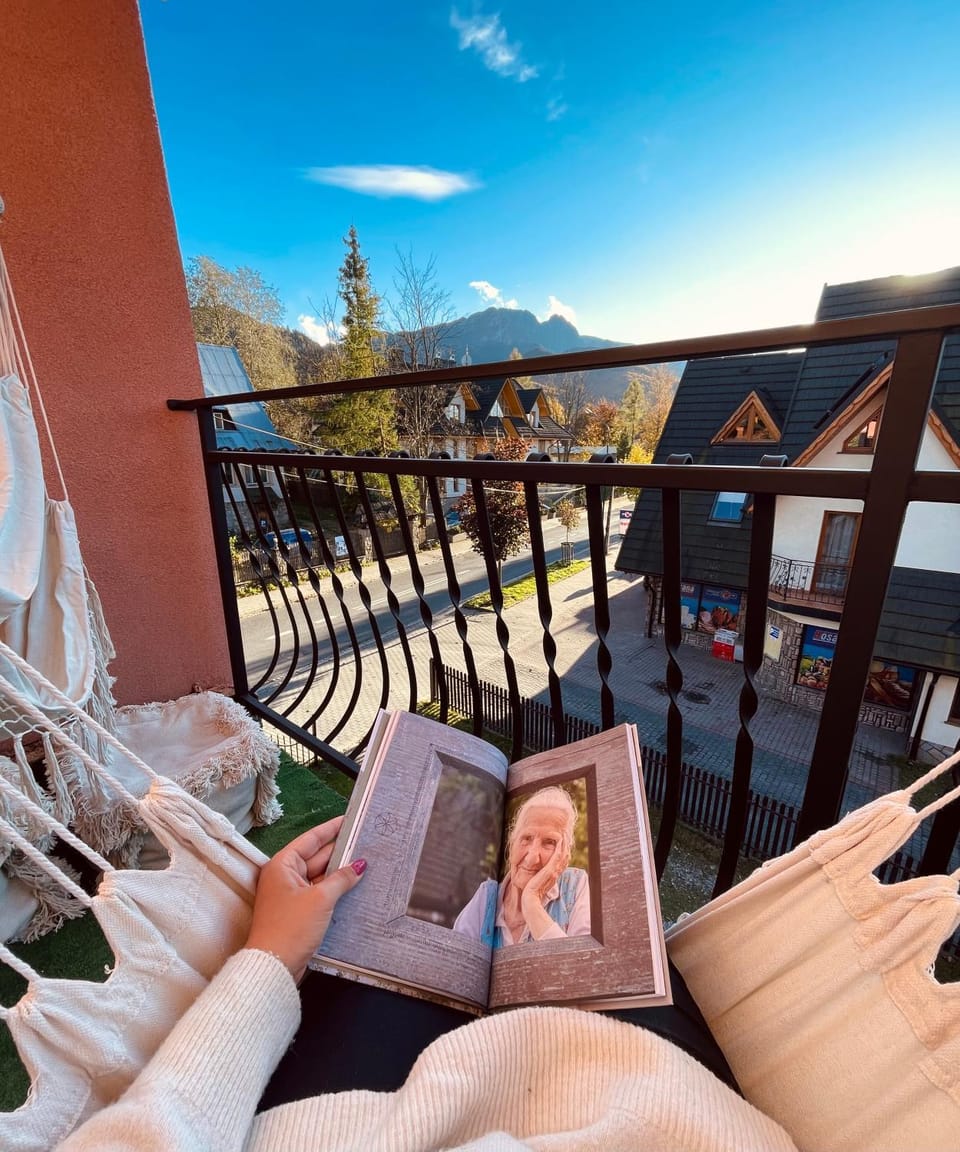 View (from property/room), Balcony/Terrace, Seating area, Garden view, Mountain view
