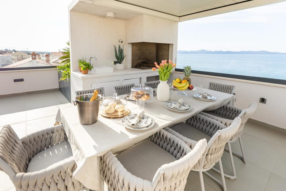 Balcony/Terrace, Food and drinks, Seating area, Sea view