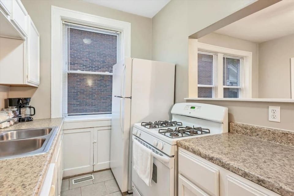 Tower Grove Getaway sleeps 8 House in southwest garden