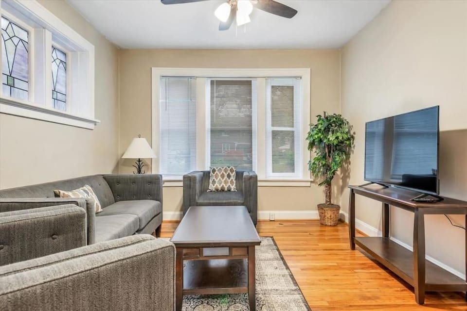 Tower Grove Getaway sleeps 8 House in southwest garden