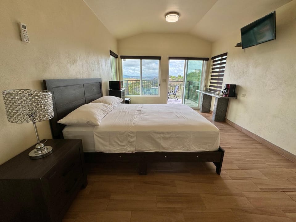 Bed, TV and multimedia, Photo of the whole room, Bedroom