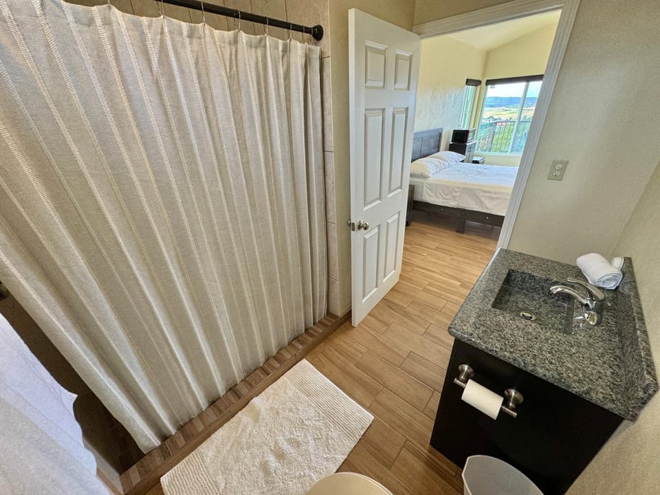 Bed, TV and multimedia, Photo of the whole room, Bedroom, towels
