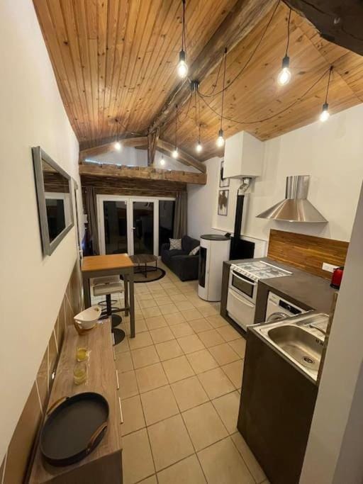 Kitchen or kitchenette, Dining area