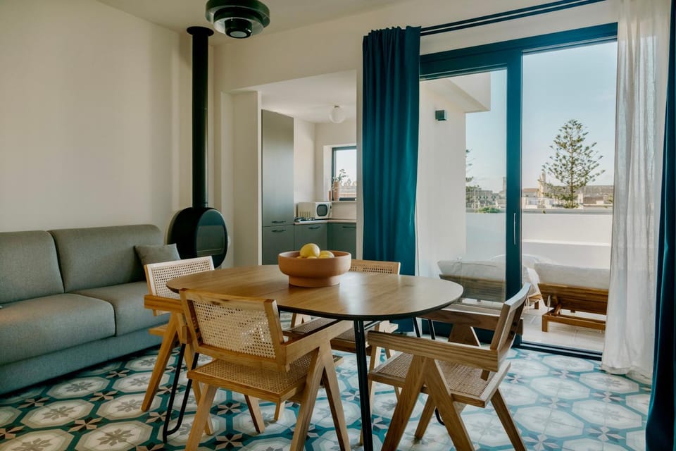 Living room, Seating area, Lunch, fireplace