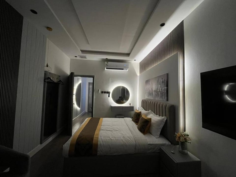 Photo of the whole room, Bedroom, wardrobe