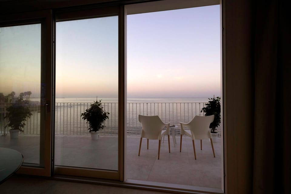 Patio, Natural landscape, View (from property/room), Balcony/Terrace, Living room, Seating area, Dining area, Sea view, Sunrise, Sunset