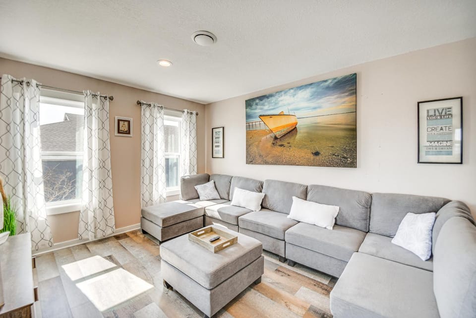 Bright Kitty Hawk Home w/ Hot Tub, Walk to Beach! House in Kitty Hawk