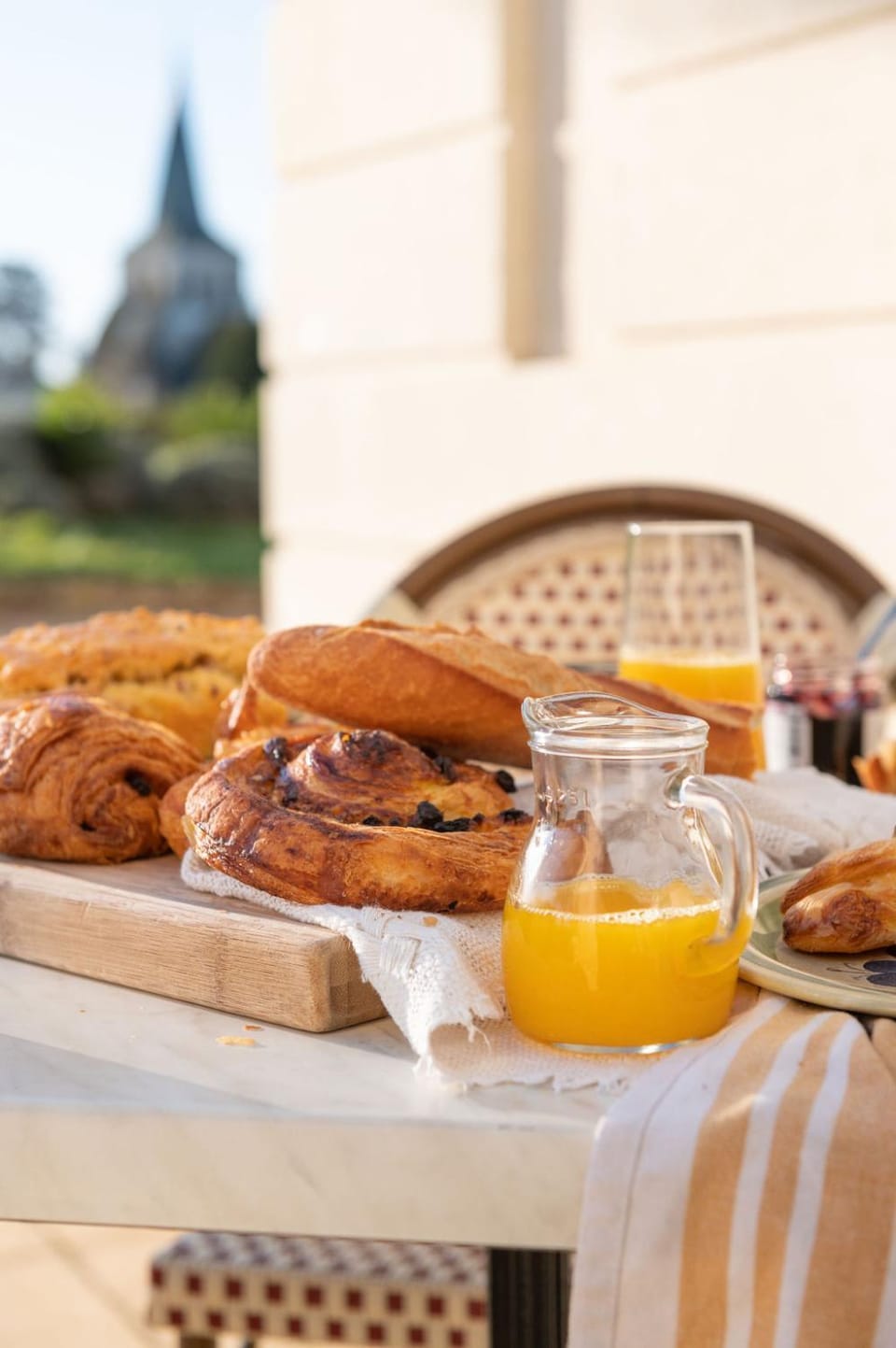 Guests, Breakfast