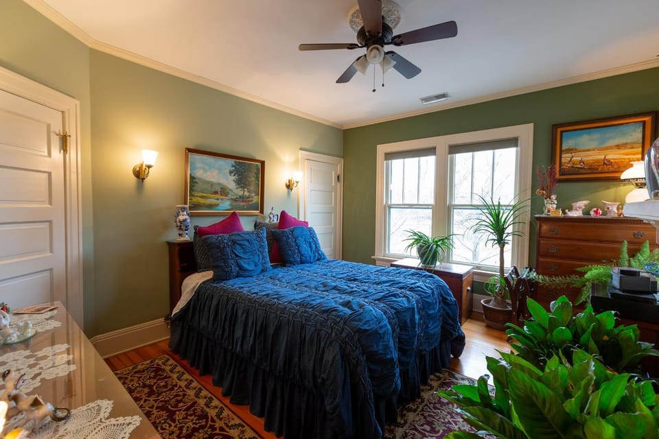 Property building, Bed, Photo of the whole room, Bedroom, fireplace