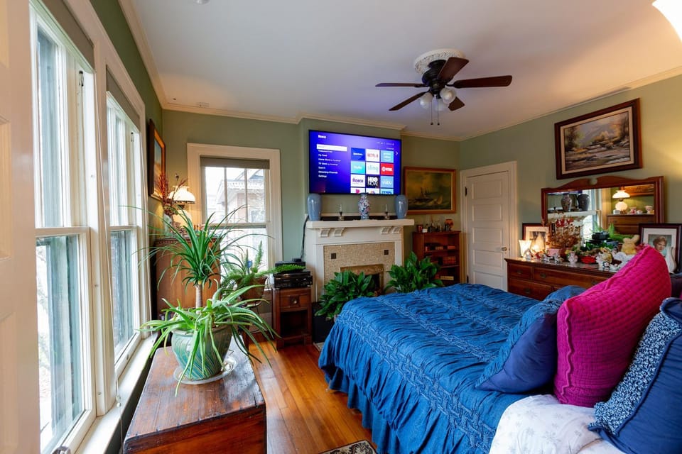 Bed, TV and multimedia, Photo of the whole room, Bedroom, fireplace