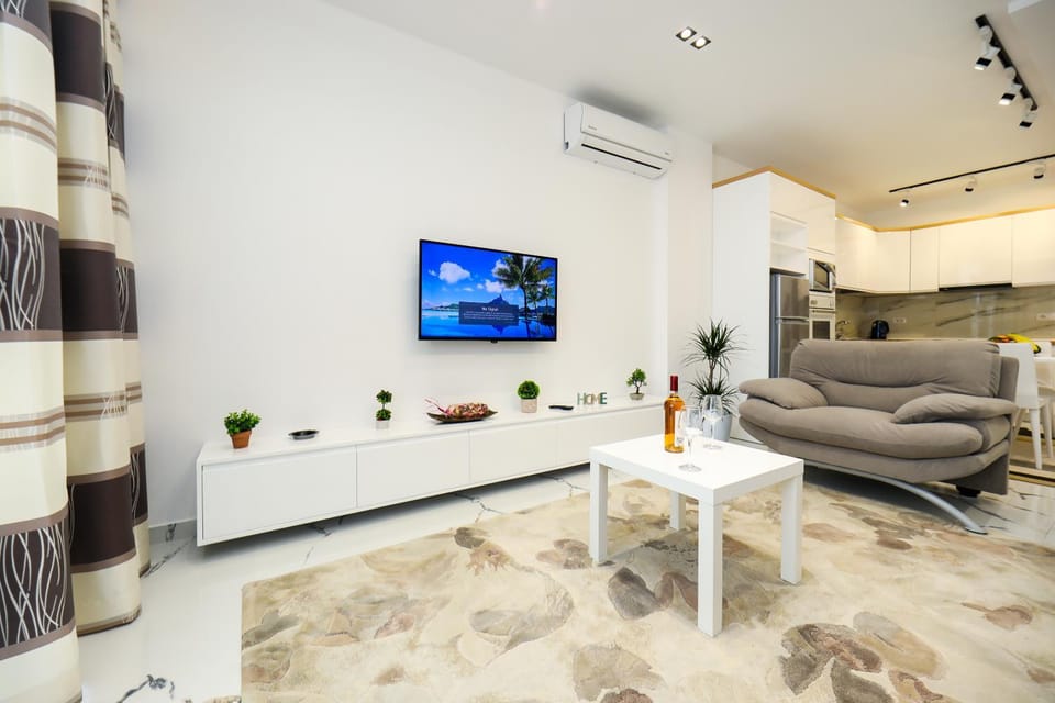 Communal lounge/ TV room, Seating area, air conditioner