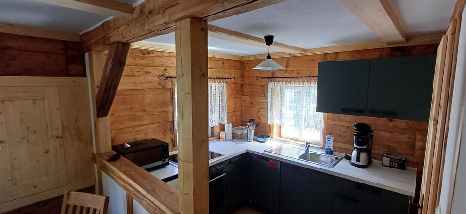 Kitchen or kitchenette, minibar, stove