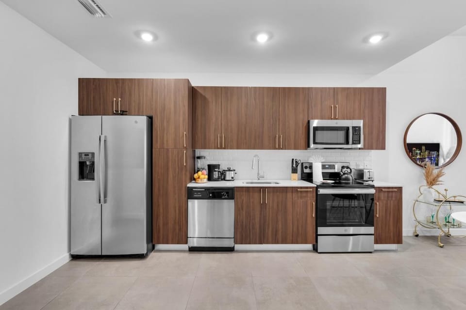 Miami Magic Vibrant 2 Bedroom with Free Parking Apartment in Miami