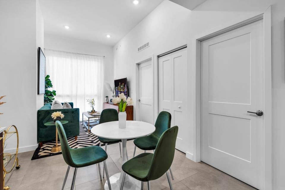 Miami Magic Vibrant 2 Bedroom with Free Parking Apartment in Miami
