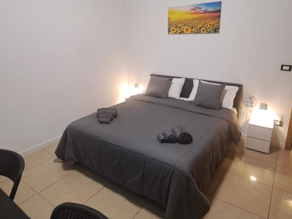 Bed, Photo of the whole room, Bedroom, internet, towels