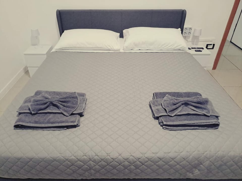 Bed, Photo of the whole room, Bedroom, towels