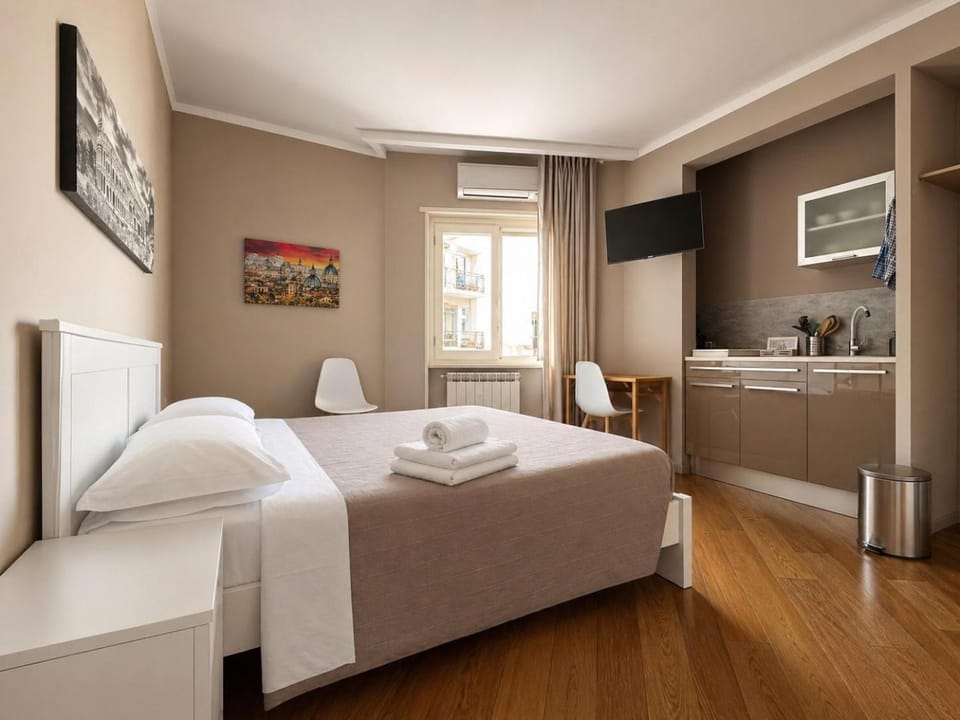 Bed, TV and multimedia, Kitchen or kitchenette, Photo of the whole room, Bedroom, towels, air conditioner