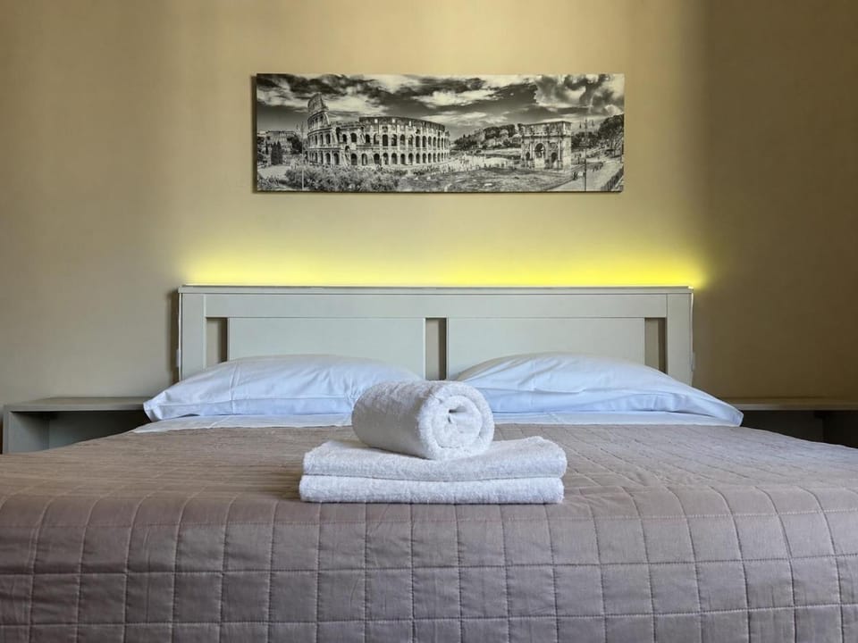 Bed, Photo of the whole room, Bedroom, towels