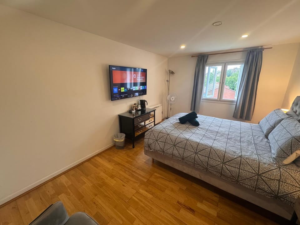 Specious double room with king size bed Vacation rental in London Borough of Camden