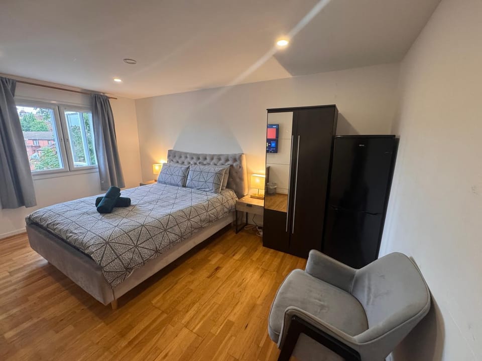 Specious double room with king size bed Vacation rental in London Borough of Camden