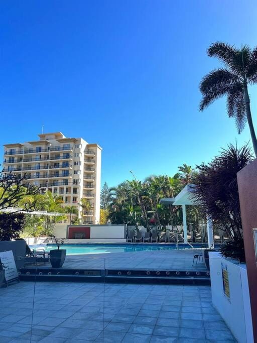 Bliss By The Ocean beautiful views, walk to beach! Apartment in Surfers Paradise