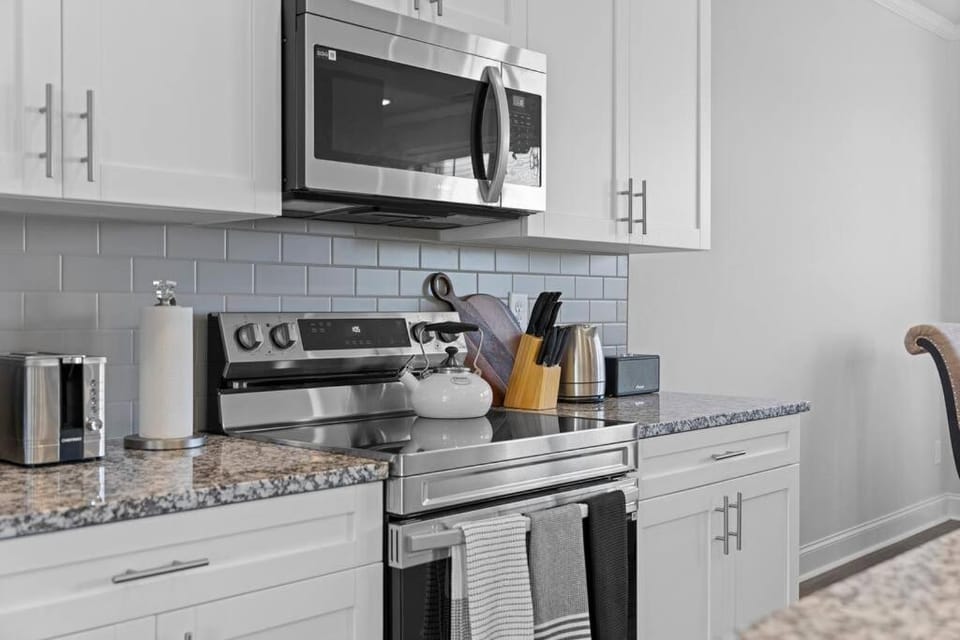 Luxury 2 bedrooms, 2.5 baths House in Lawrenceville