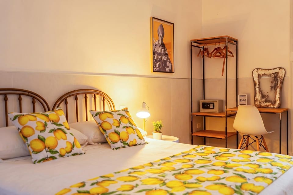 Bed, Photo of the whole room, Decorative detail, Bedroom