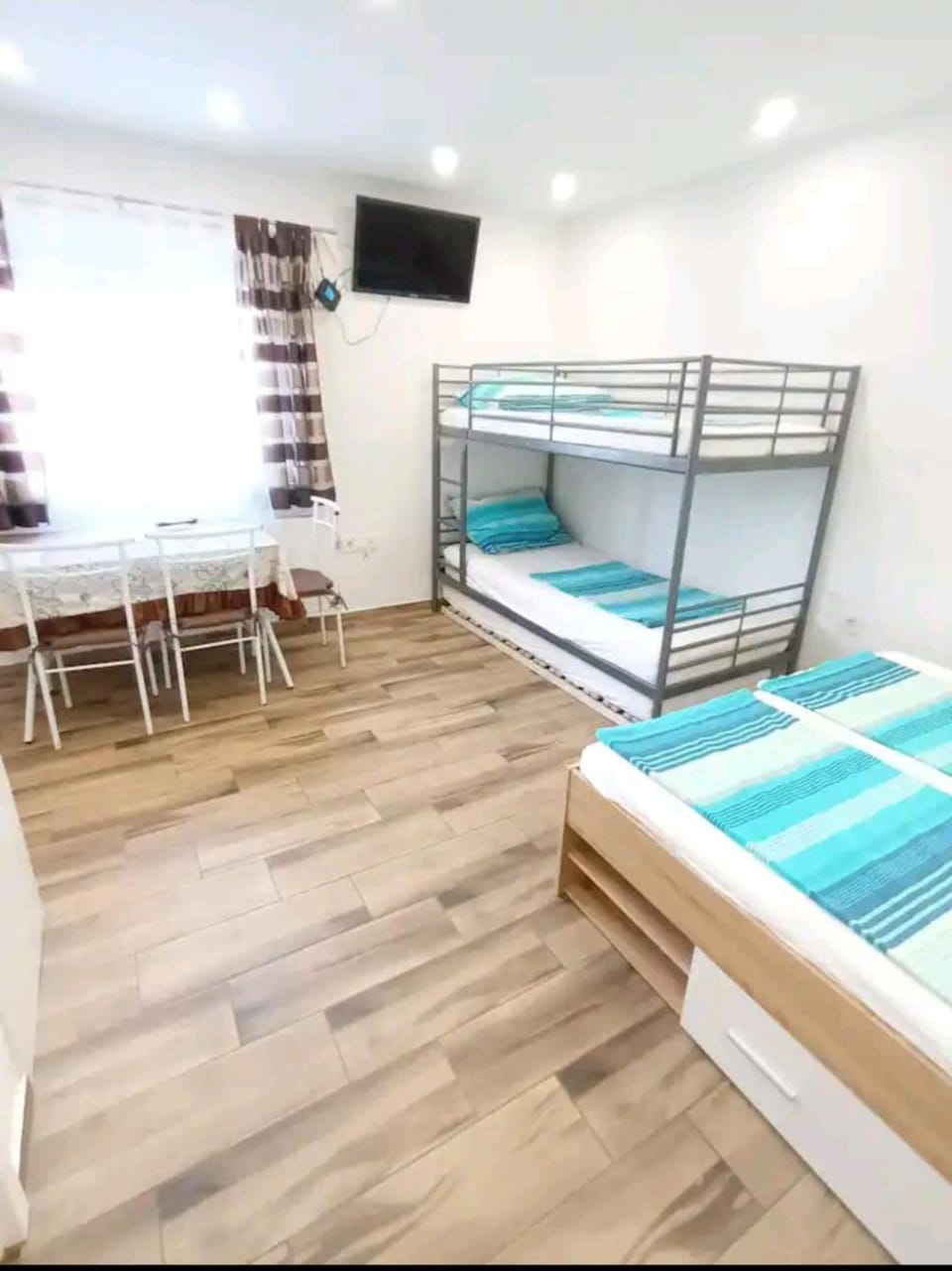 Bed, TV and multimedia, bunk bed