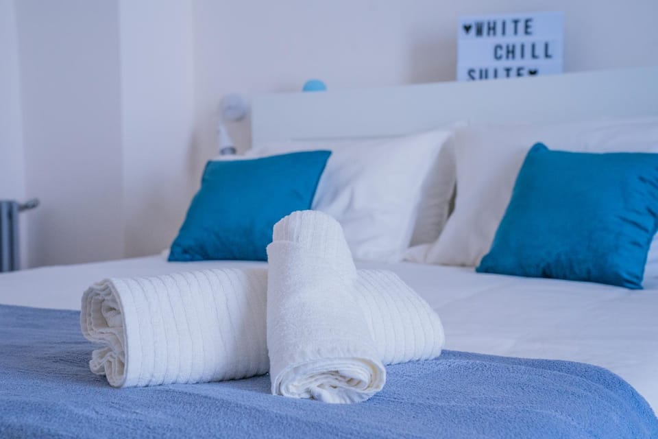 Bed, towels