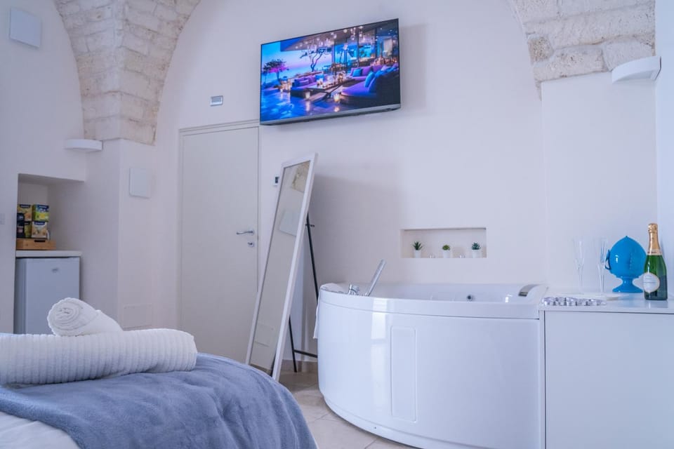 Bed, TV and multimedia, Bedroom, Bath