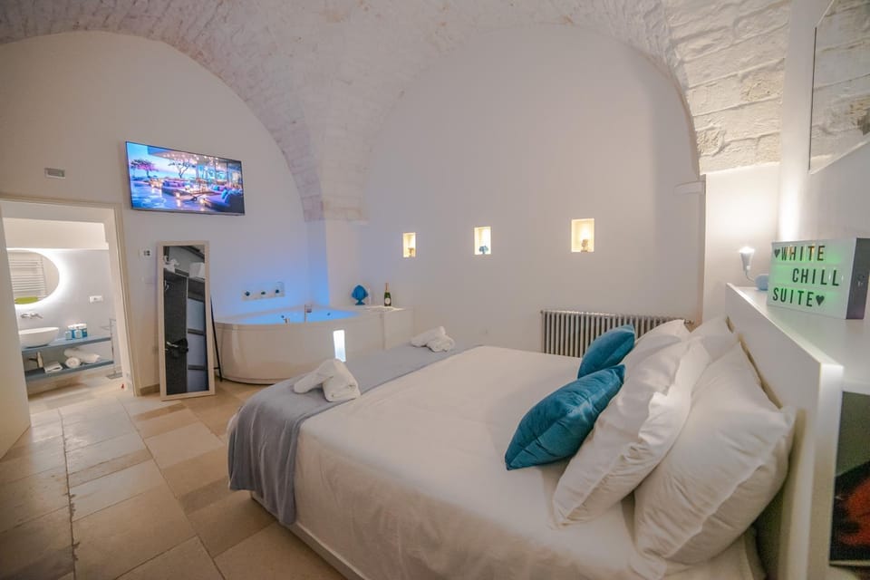 Bed, TV and multimedia, Living room, Photo of the whole room, Bedroom, towels