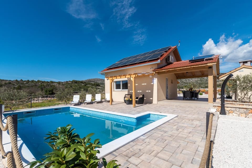Property building, Patio, Day, Natural landscape, Mountain view, Pool view, Swimming pool, sunbed