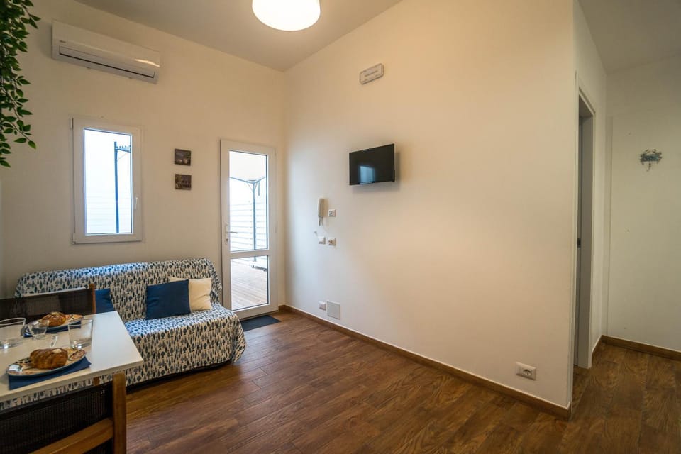 TV and multimedia, Kitchen or kitchenette, Living room, Seating area, Dining area, air conditioner