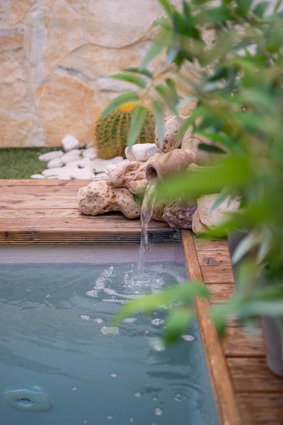 Patio, Patio, Day, Garden, Hot Tub, Hot Tub, Decorative detail, Decorative detail, Garden view, Pool view, Swimming pool