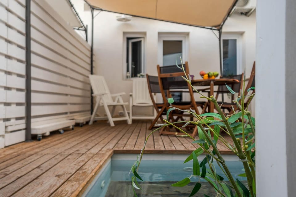 Patio, Hot Tub, Hot Tub, Dining area, Pool view, Swimming pool, sunbed