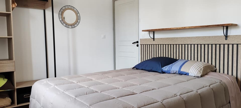 Photo of the whole room, Bedroom