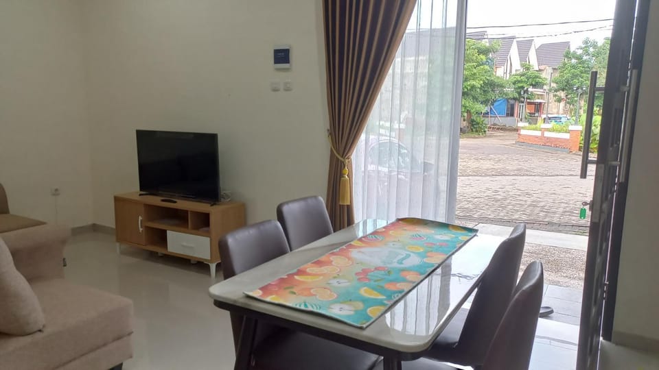 TV and multimedia, Living room, Seating area, Dining area