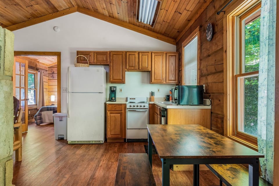 Pine Haven, Hot Tub, Close to Everything, Honeymoon Cabin Cabin in Pittman Center