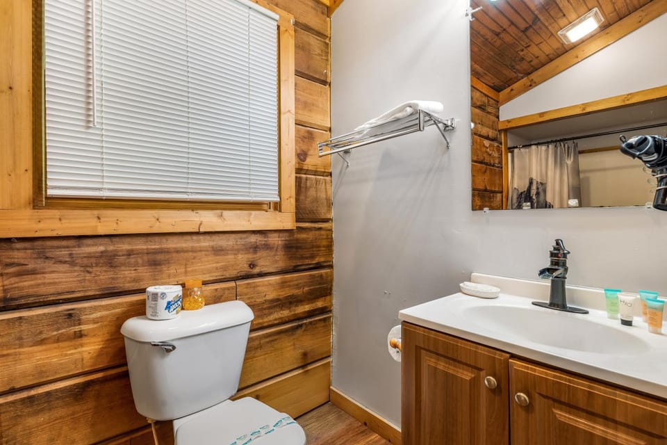 Pine Haven, Hot Tub, Close to Everything, Honeymoon Cabin Cabin in Pittman Center