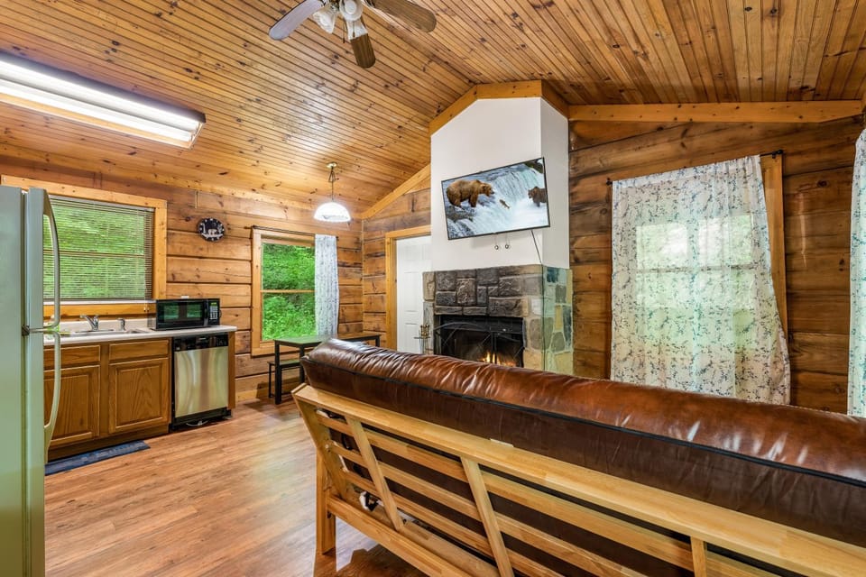 Pine Haven, Hot Tub, Close to Everything, Honeymoon Cabin Cabin in Pittman Center