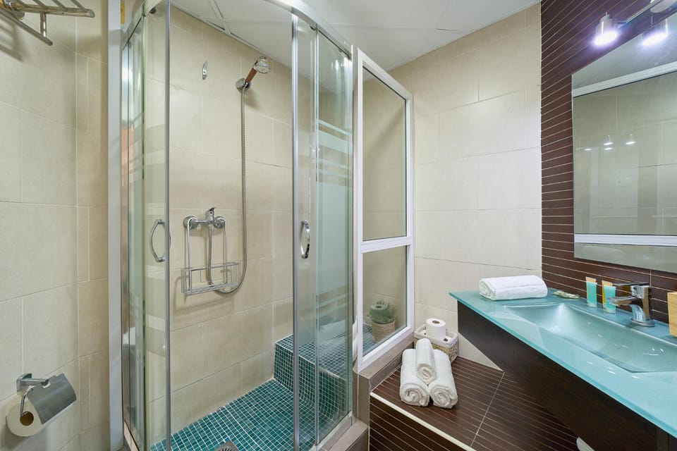 Shower, Bathroom, towels