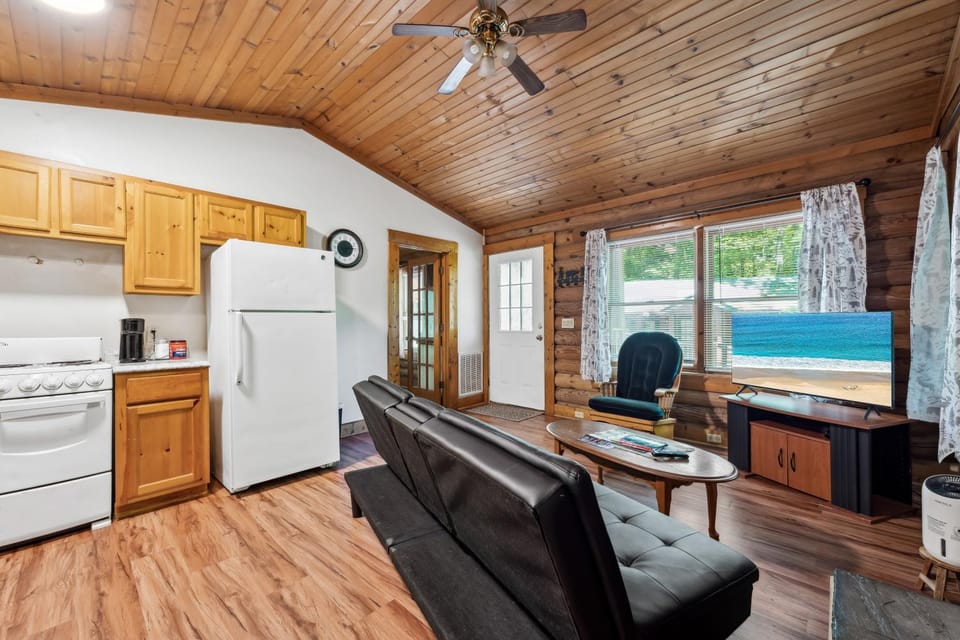 Hot Tub, Close to Everything, Deer View House in Pittman Center