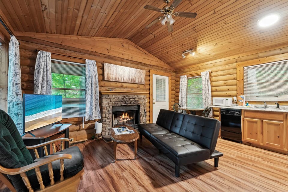 Hot Tub, Close to Everything, Deer View House in Pittman Center