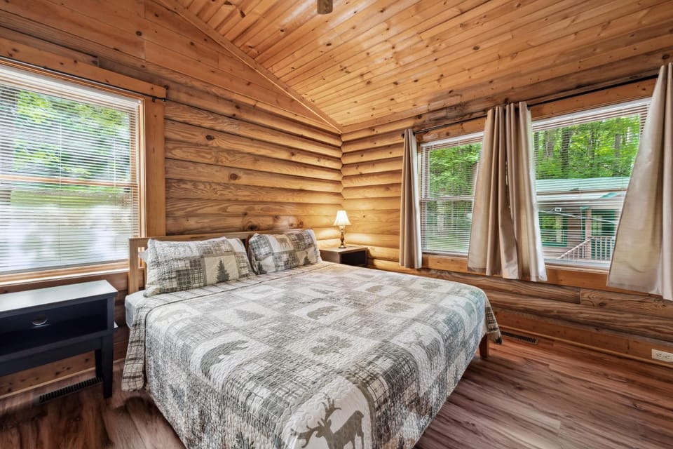 Hot Tub, Close to Everything, Deer View House in Pittman Center