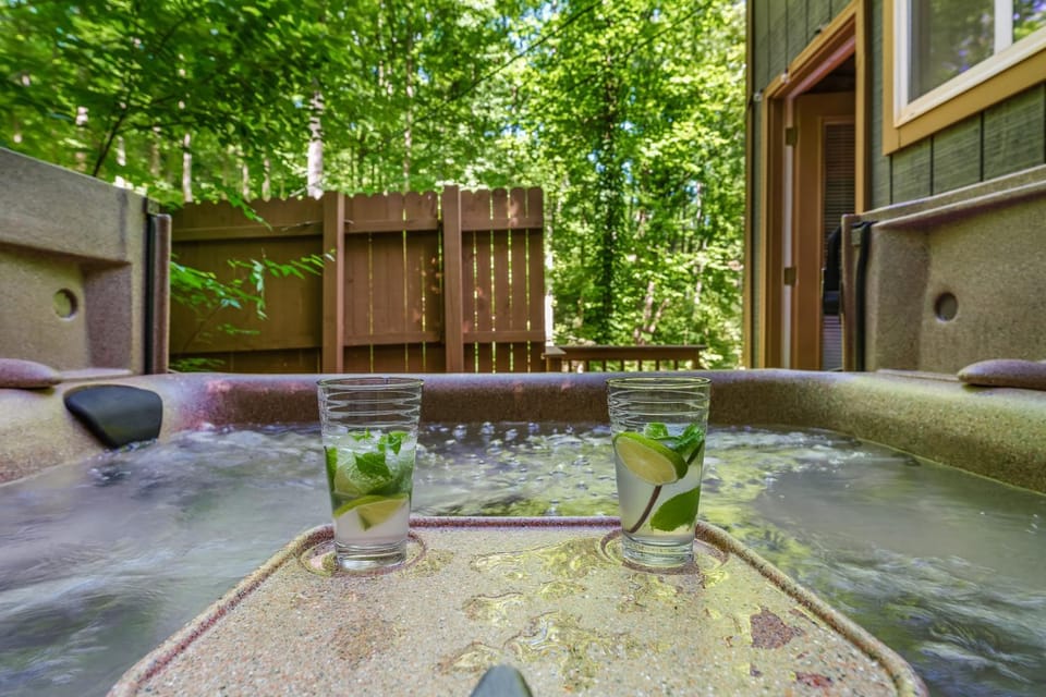 Silverbell, Secluded Nature Views, Hot Tub, WiFi, King Bed, Firepit House in Gatlinburg